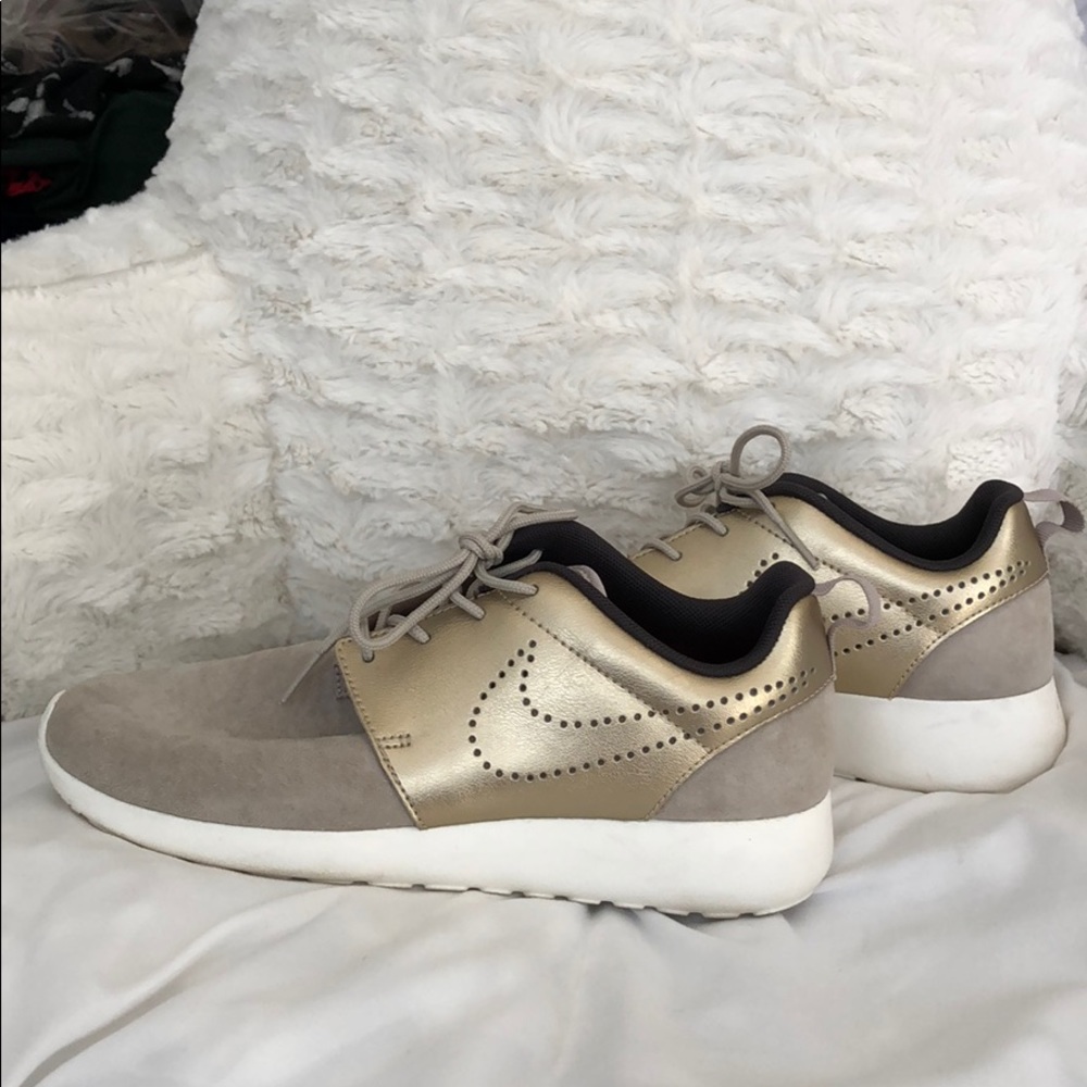 Nike - Picture 2 of 3